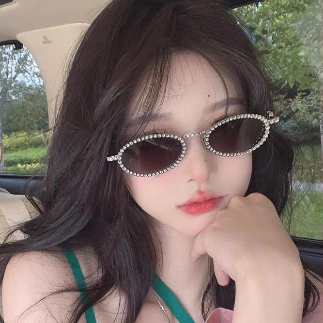 Gafas de sol retro con pedrería irregular