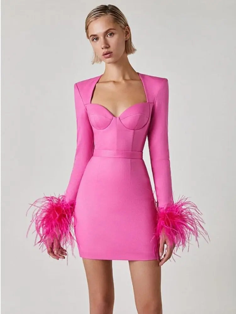 Vestido de escote corto con puño de plumas